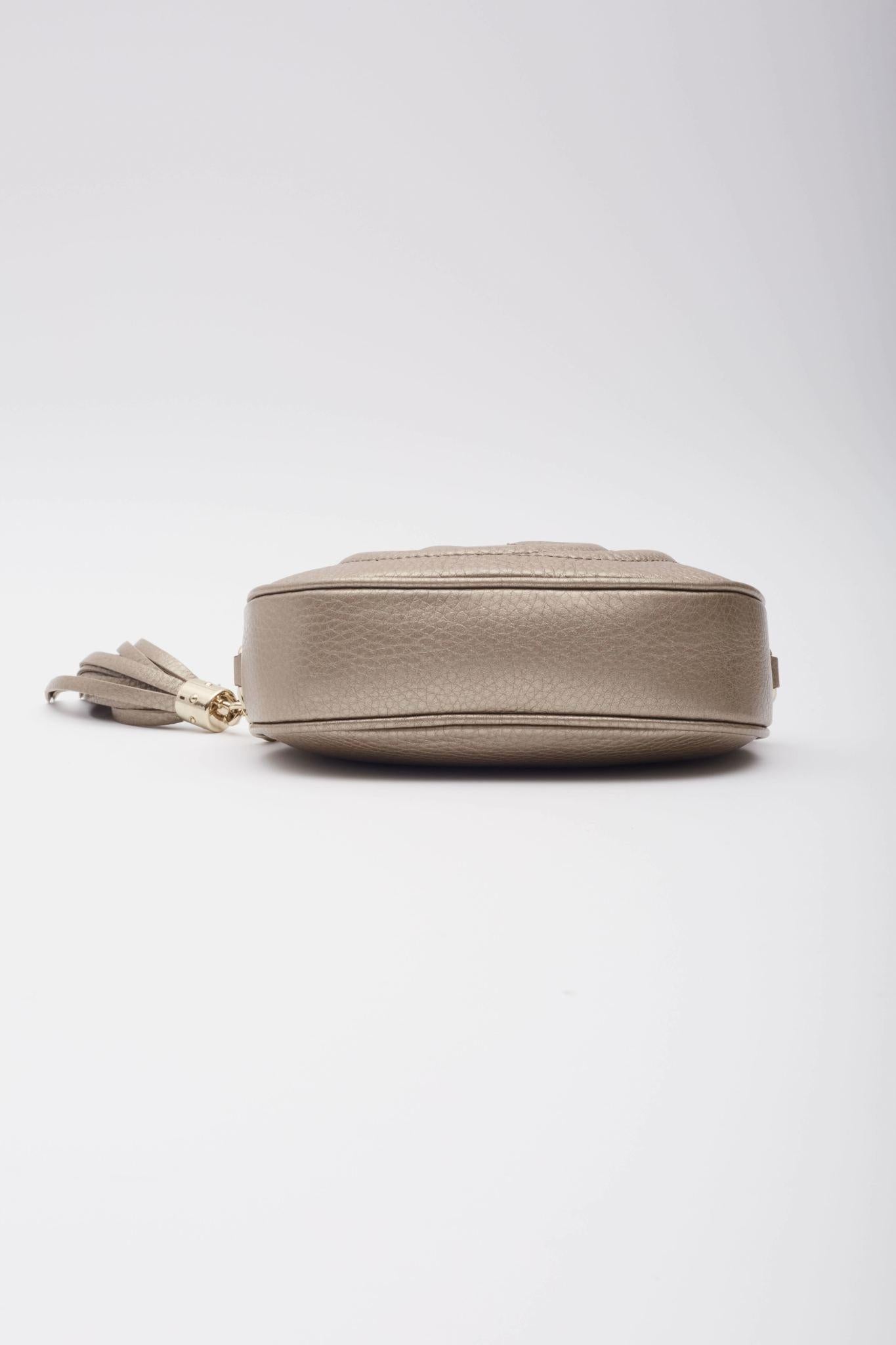 Mini bolso cruzado Soho Disco de piel dorada metalizada Gucci en venta 1