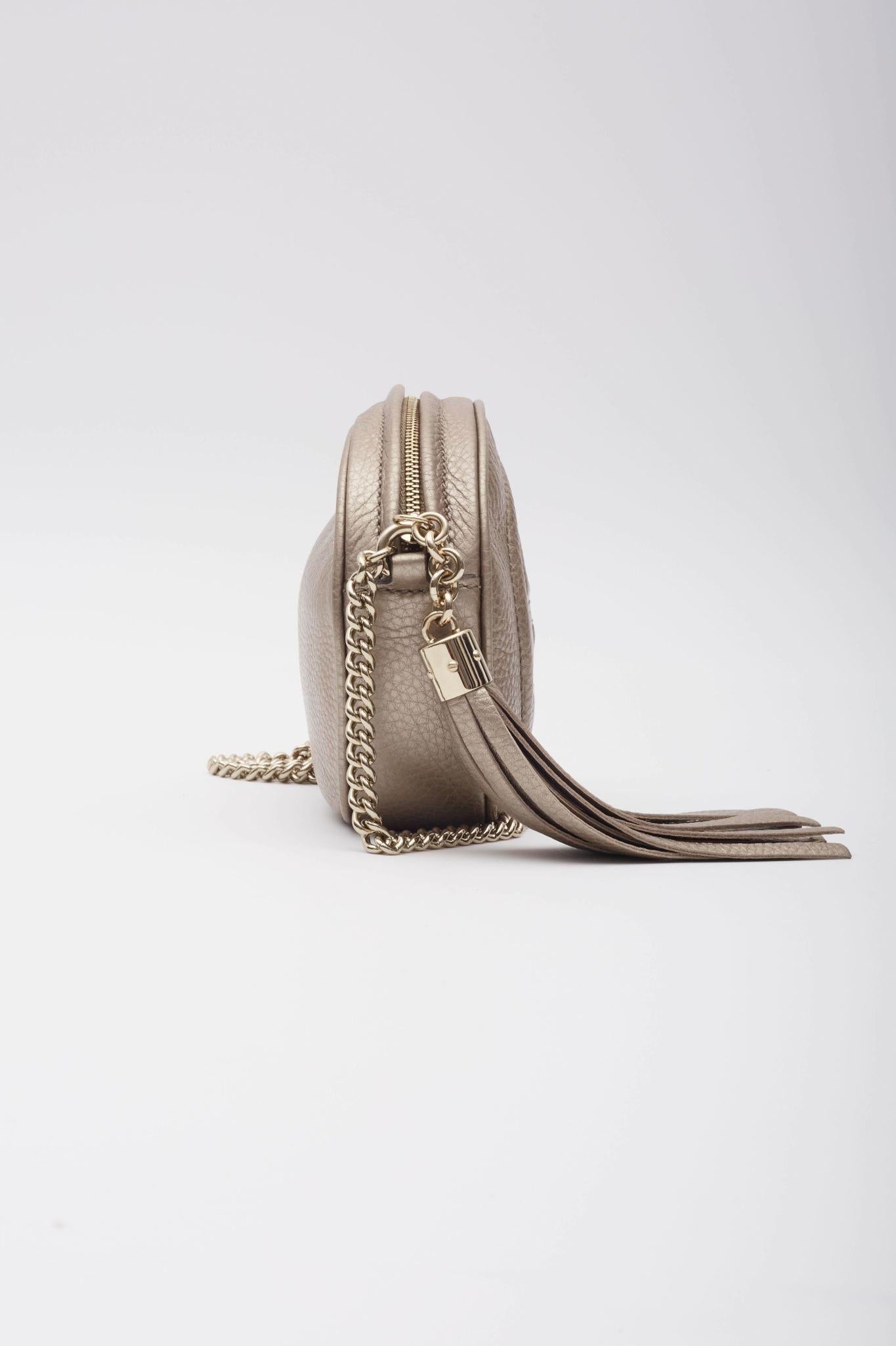 Mini bolso cruzado Soho Disco de piel dorada metalizada Gucci en venta 2