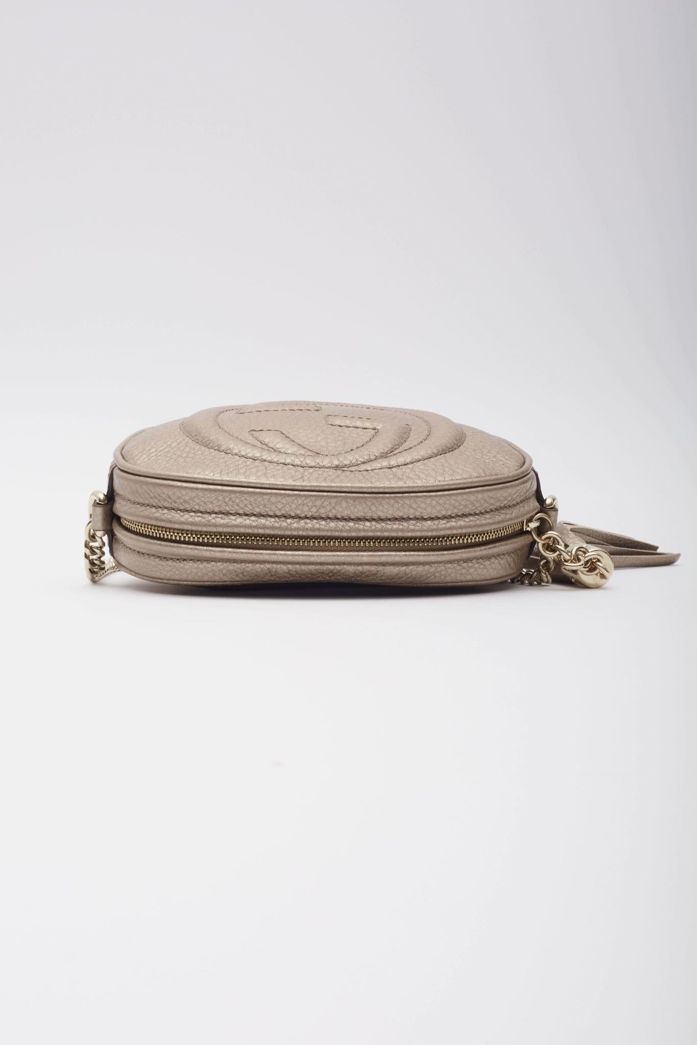 Mini bolso cruzado Soho Disco de piel dorada metalizada Gucci en venta 3