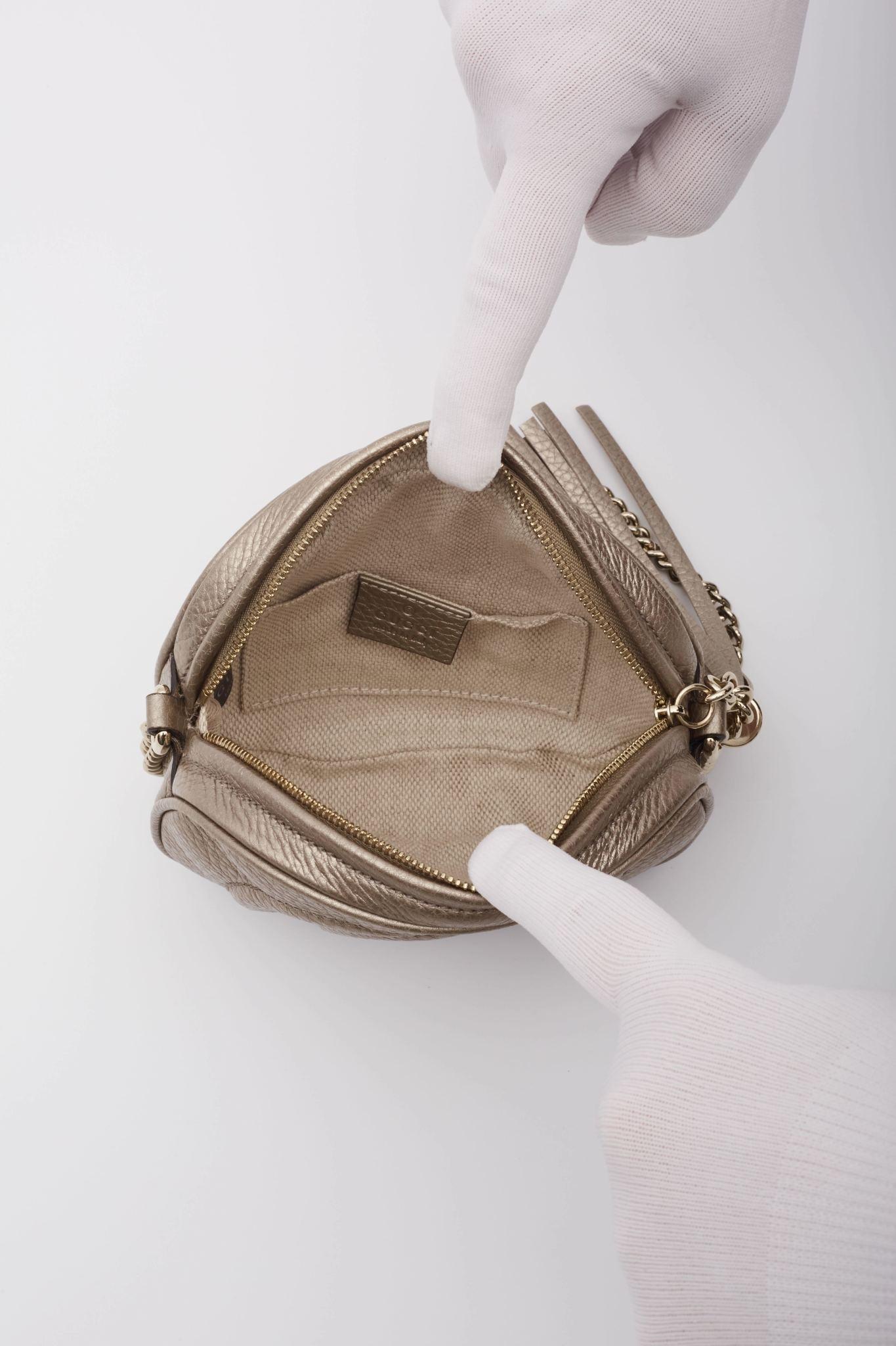 Mini bolso cruzado Soho Disco de piel dorada metalizada Gucci en venta 4