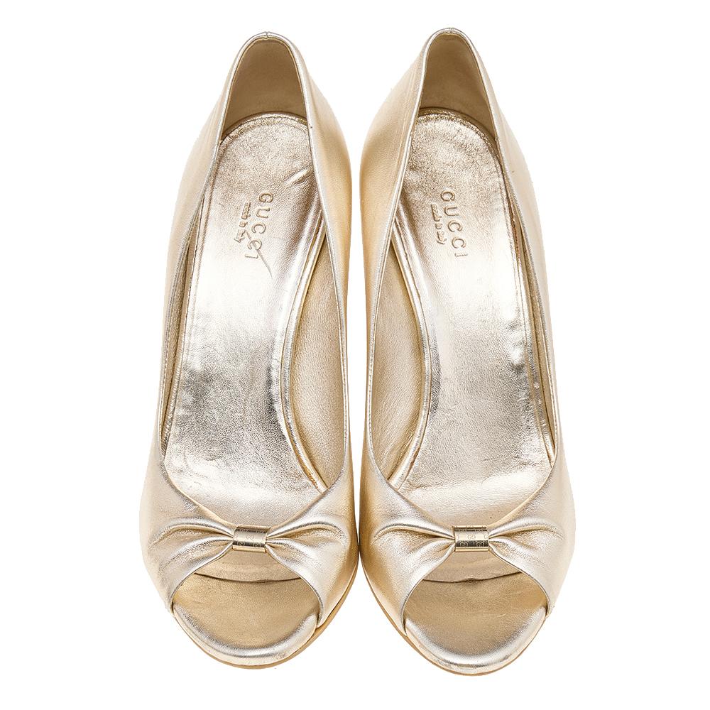 These fabulous Gucci Cyprus pumps are made from smooth leather in a beautiful metallic gold shade. They feature 9.5 cm cork wedge heels that are accented with Gucci metal detailing and almond-shaped peep-toes. The insoles are leather-lined.

