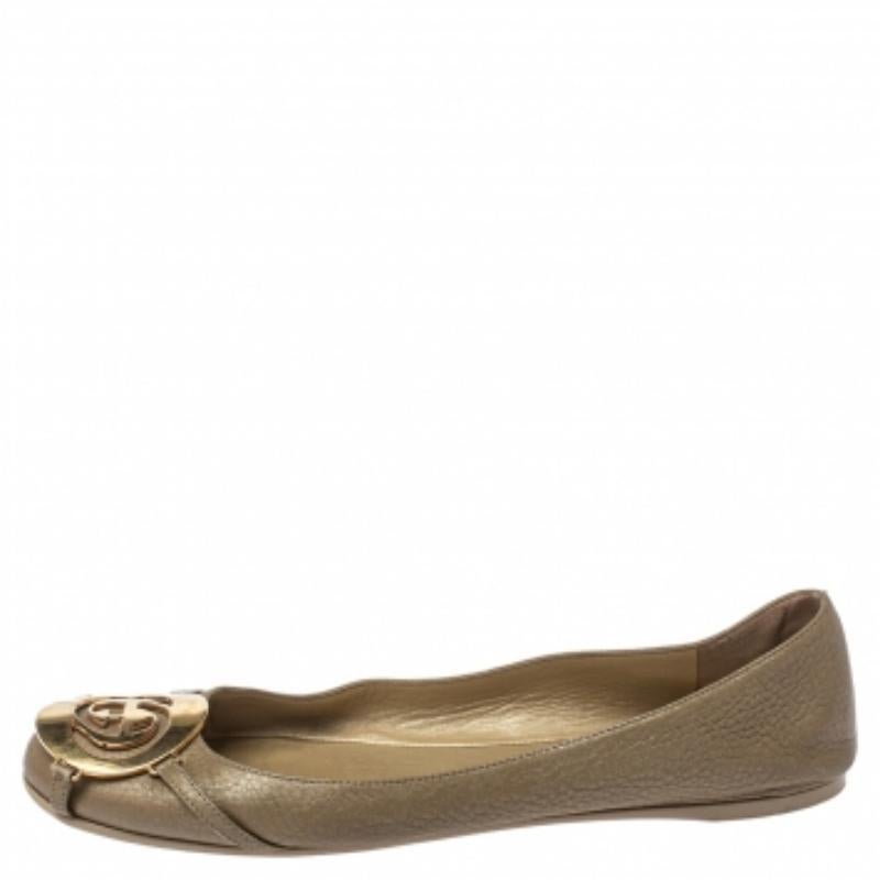 Gucci Metallic Gold Leather GG Buckle Ballet Flats Size 37.5 In Fair Condition For Sale In Dubai, Al Qouz 2