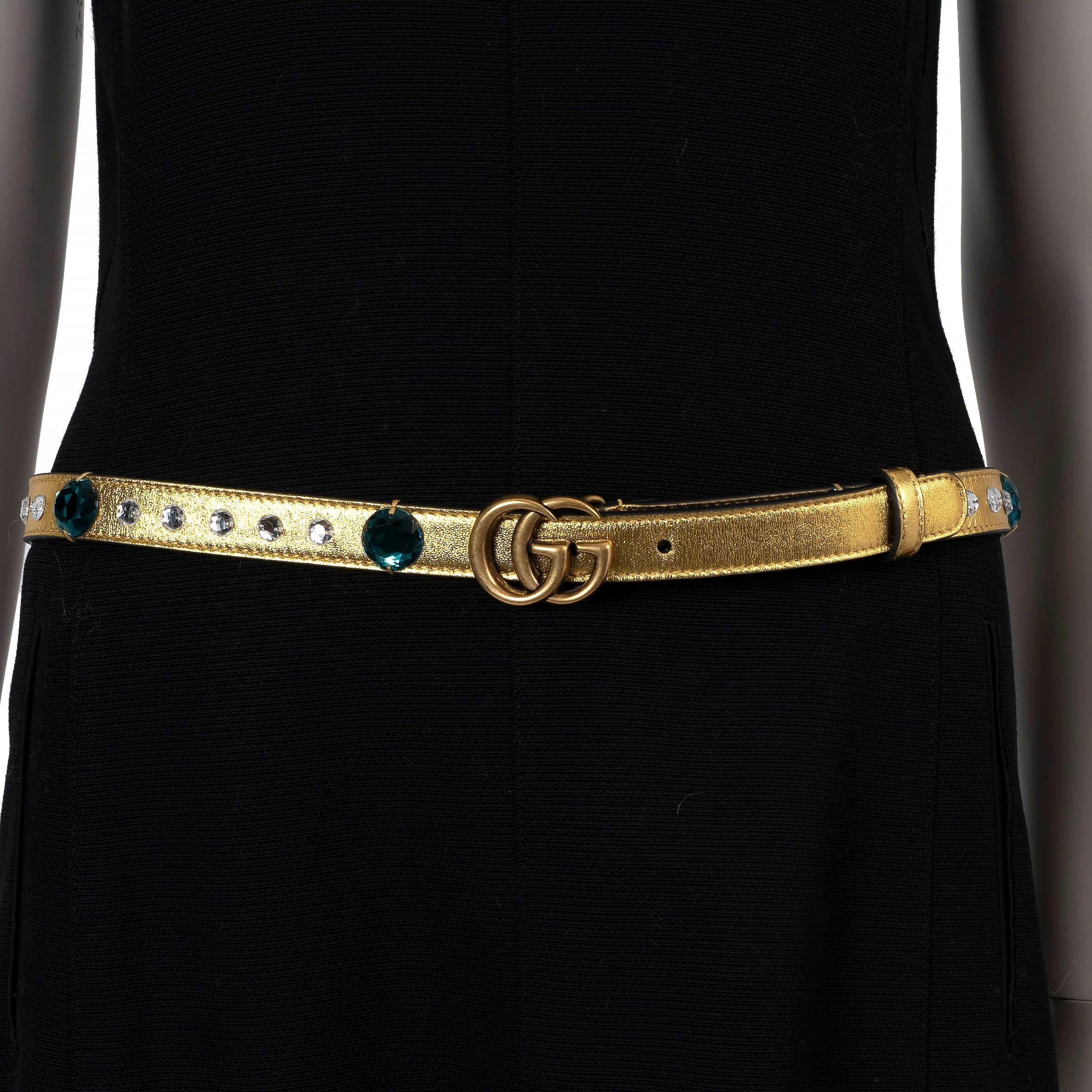 Este cinturón Gucci Classic GG Marmont 100% auténtico está confeccionado en piel dorada metalizada e incorpora el emblemático logotipo GG en metal dorado envejecido, a modo de cierre con botón a presión. Su esbelta silueta está elegantemente