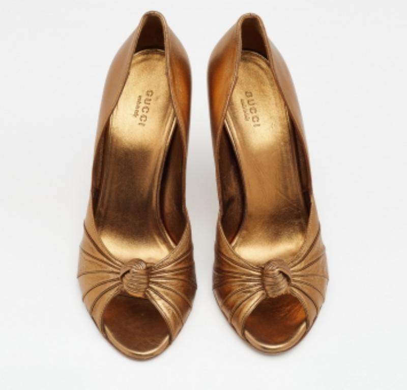 Marrone Gucci Pumps Peep Toe annodate in pelle oro metallizzato misura 40 in vendita