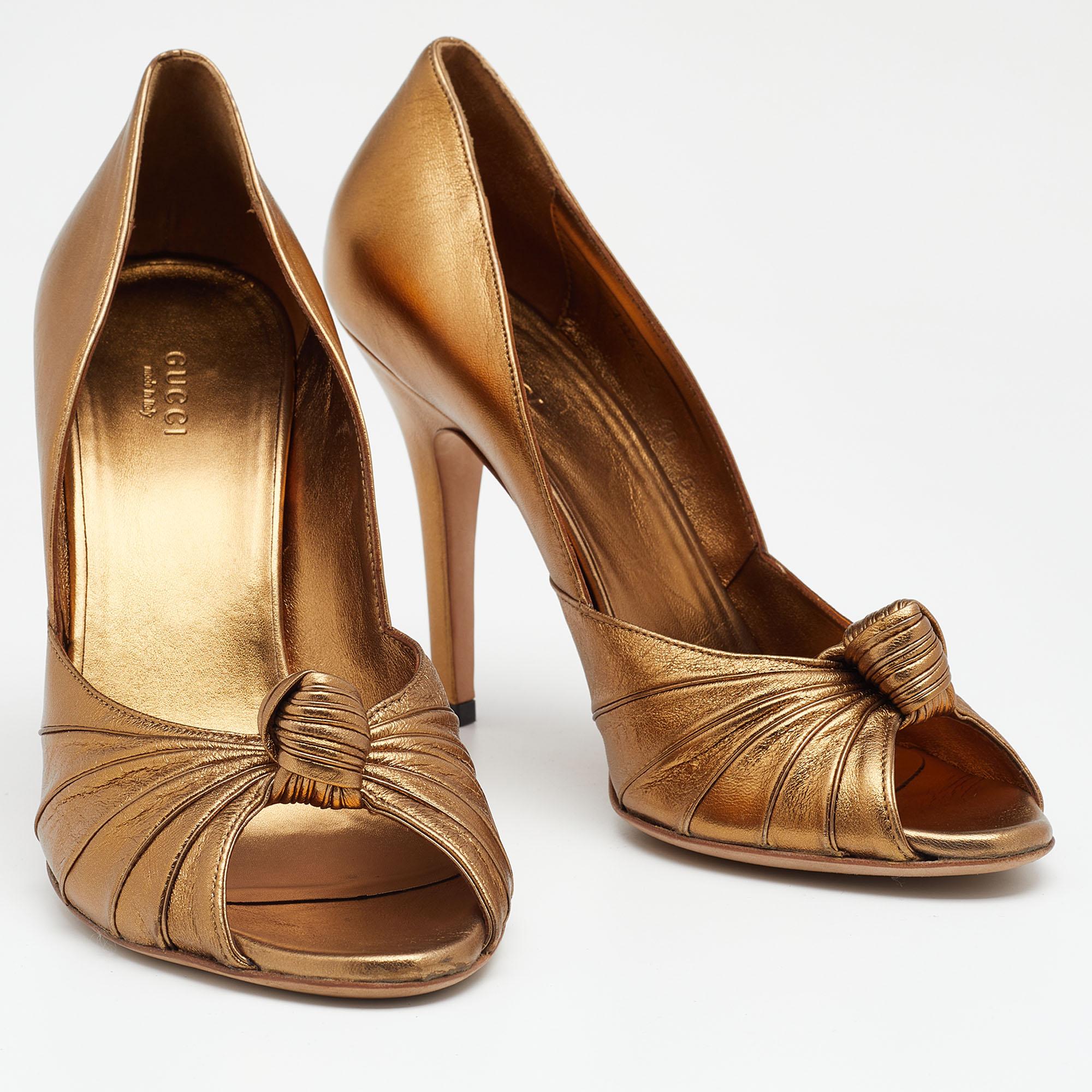 Brown Gucci Metallic Gold Leather Knotted Peep Toe Pumps Size 40 For Sale