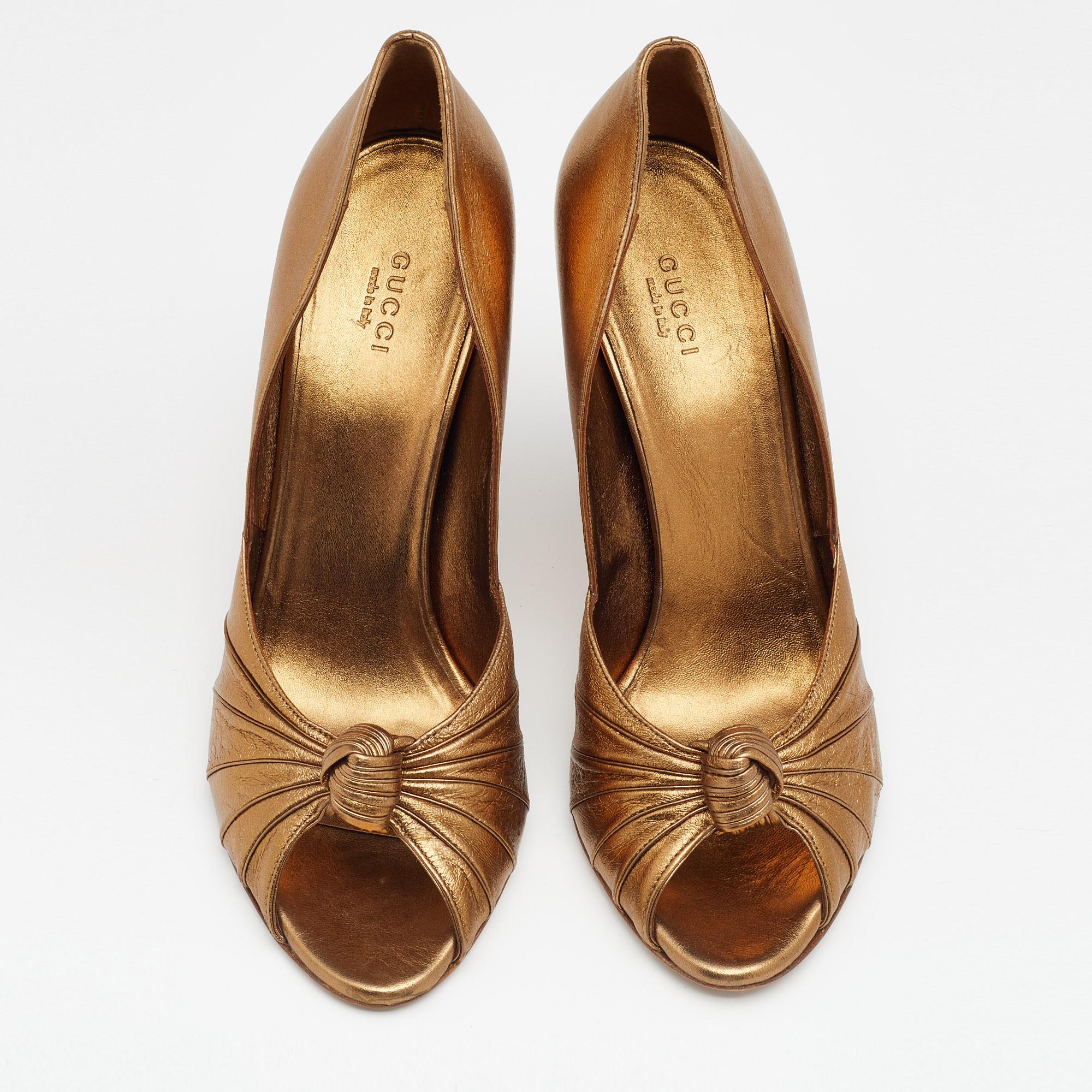 Gucci Metallic Gold Leather Knotted Peep Toe Pumps Size 40 In Good Condition For Sale In Dubai, Al Qouz 2