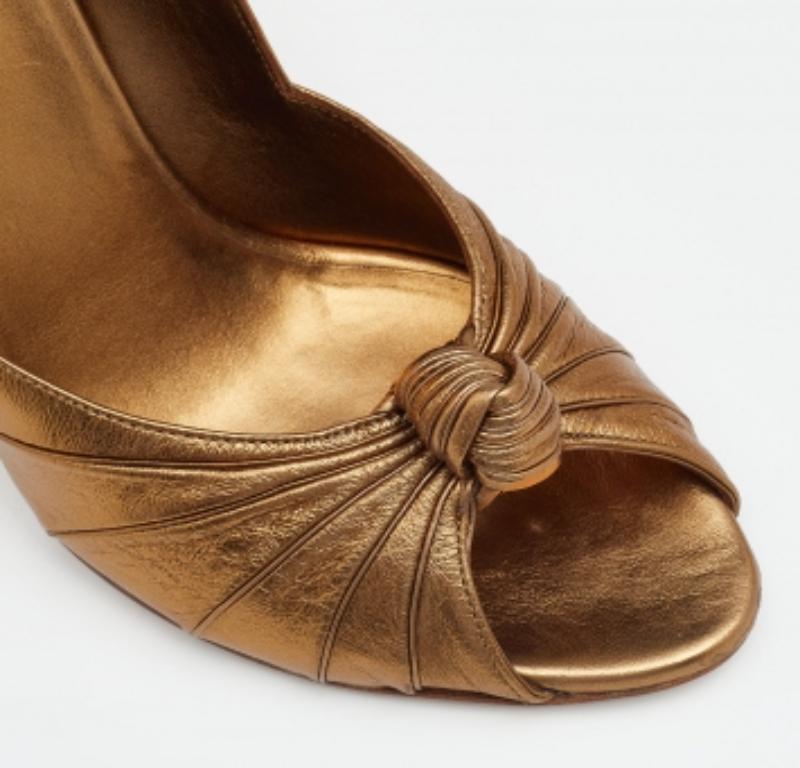 Donna Gucci Pumps Peep Toe annodate in pelle oro metallizzato misura 40 in vendita