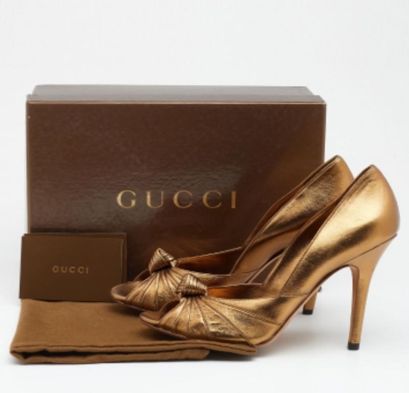 Gucci Pumps Peep Toe annodate in pelle oro metallizzato misura 40 in vendita 4