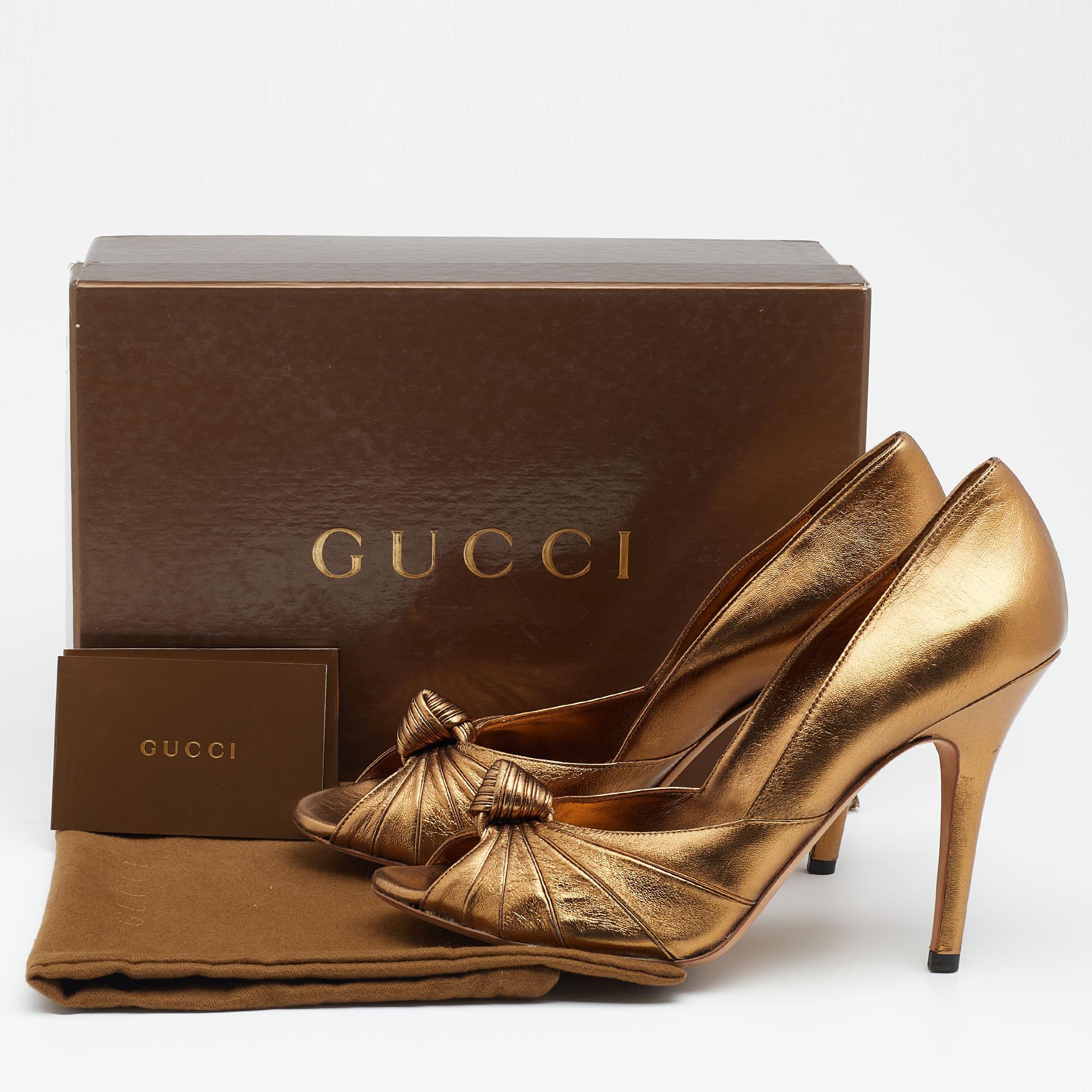 Gucci Metallic Gold Leather Knotted Peep Toe Pumps Size 40 For Sale 4