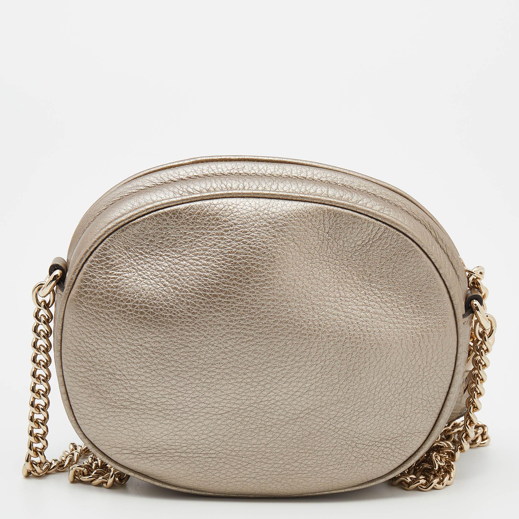 Gucci's expertise in creating noteworthy designs is evident in this Mini Soho bag. It gets a luxe update with a brand motif on the front and it is adorned with a chain shoulder strap and tassel charms. Lined with fabric, it can neatly house your
