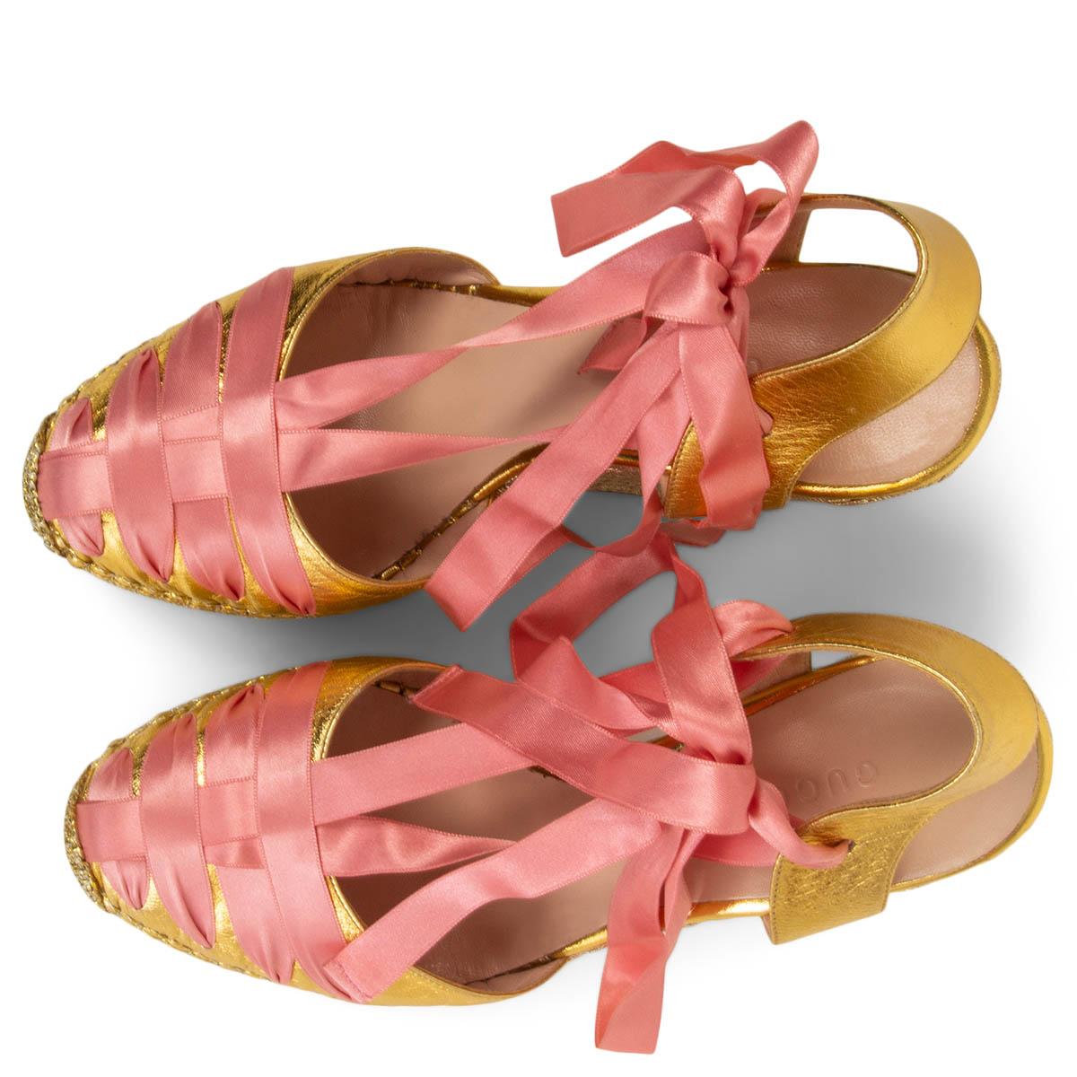 GUCCI Plateau-Keilsandalen mit Keilabsatz aus goldfarbenem Leder und rosa Satin 41,5 cm Damen im Angebot