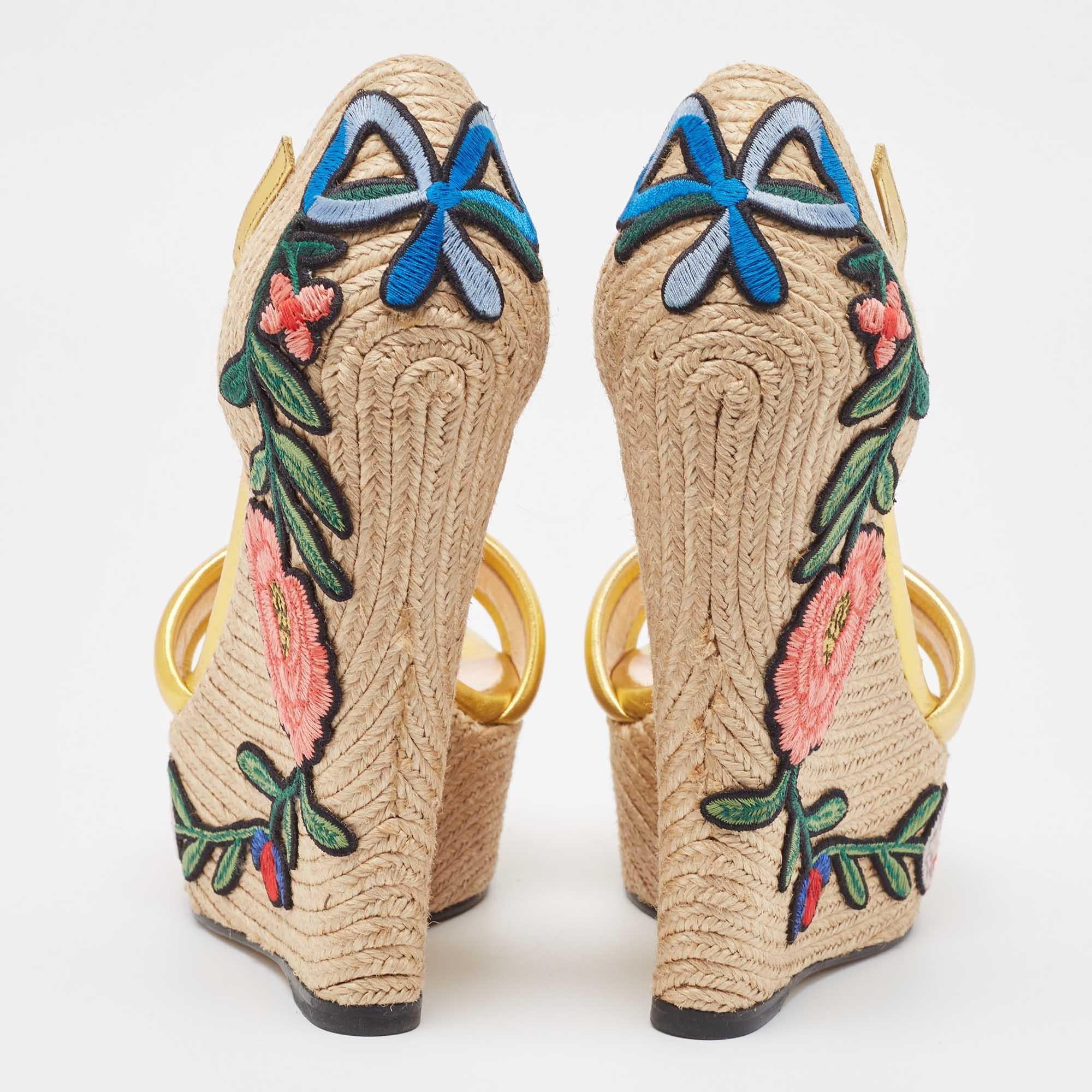 Sandales compensées espadrilles Gucci en cuir doré métallisé taille 36 Pour femmes en vente