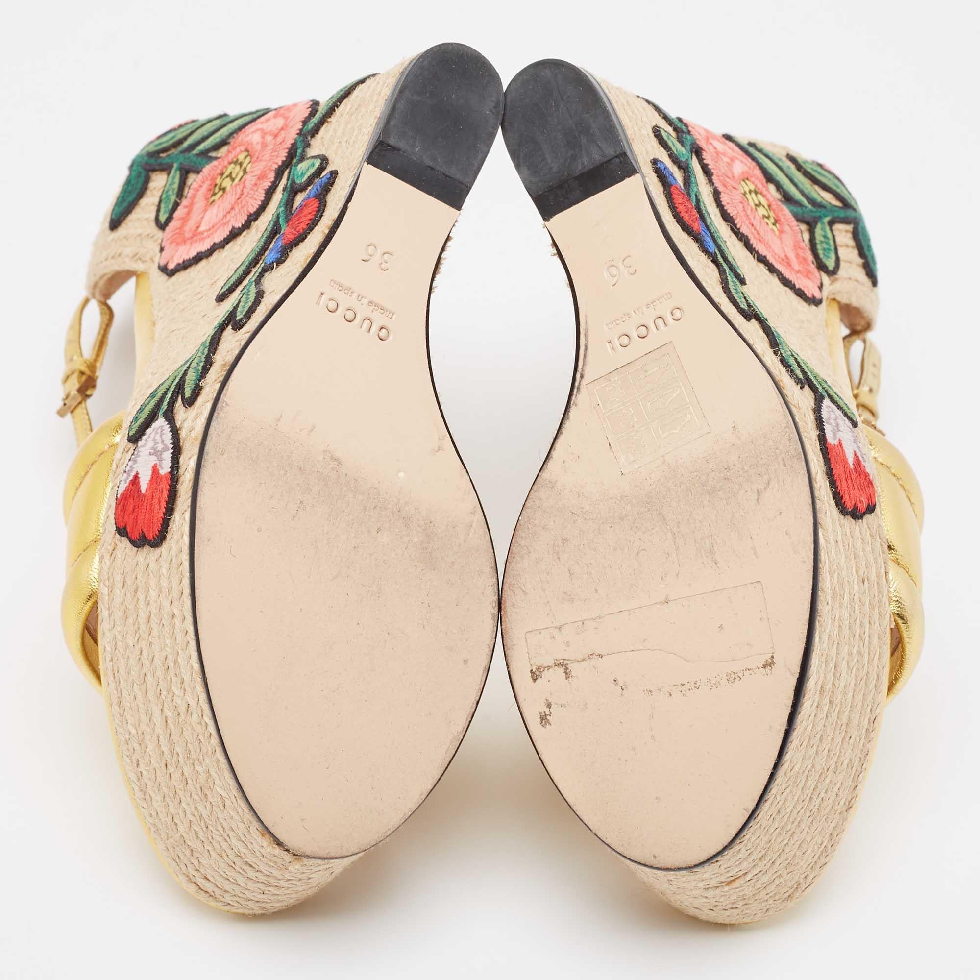 Sandales compensées espadrilles Gucci en cuir doré métallisé taille 36 en vente 1