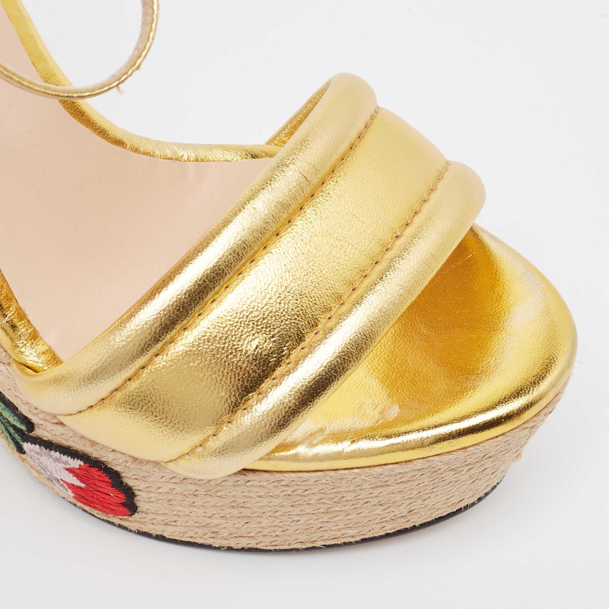 Sandales compensées espadrilles Gucci en cuir doré métallisé taille 36 en vente 4