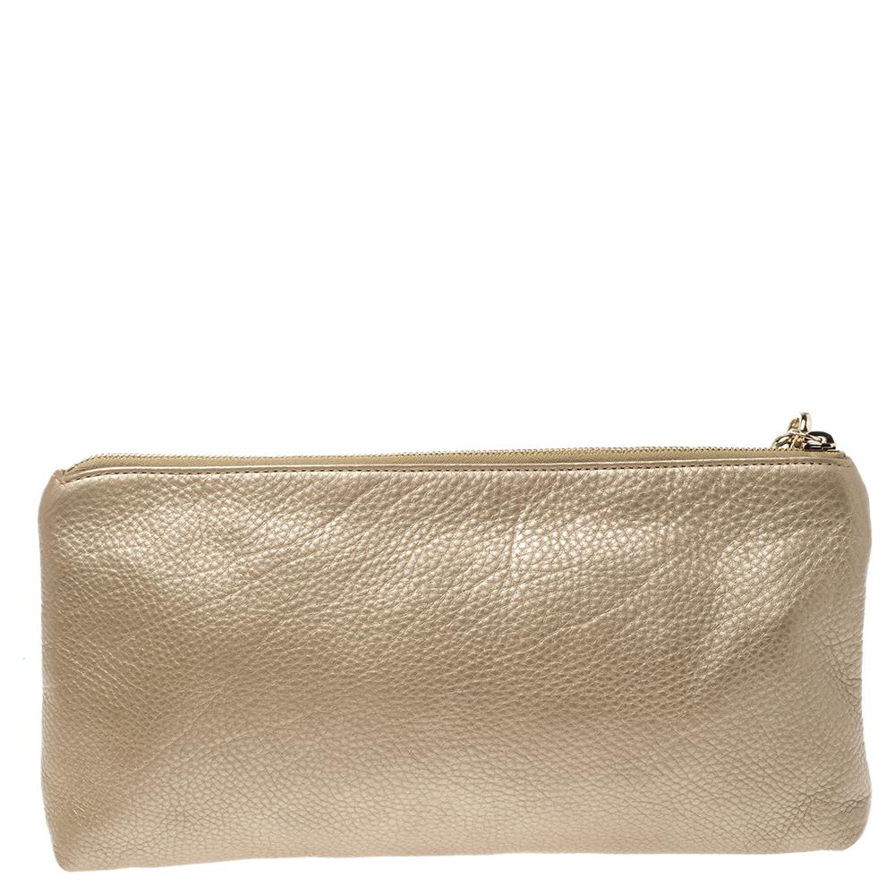 Update your style with some understated elegance by picking this alluring Sienna clutch from Gucci. Featuring a noticeable tassel attached with the top zip closure, this sleek clutch made of metallic gold-hued leather has a fabric-lined interior