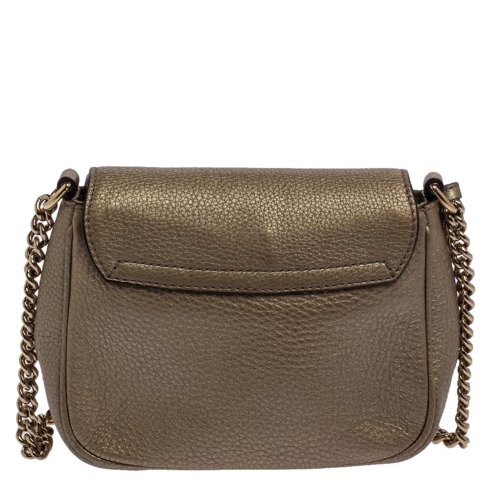 Diese Soho Tasche von Gucci ist sowohl für den Abend als auch für den Tag geeignet und sollte in Ihrem Kleiderschrank nicht fehlen. Die Tasche aus goldfarbenem Metallic-Leder ist mit einem übergroßen:: ineinander greifenden G-Logo auf der