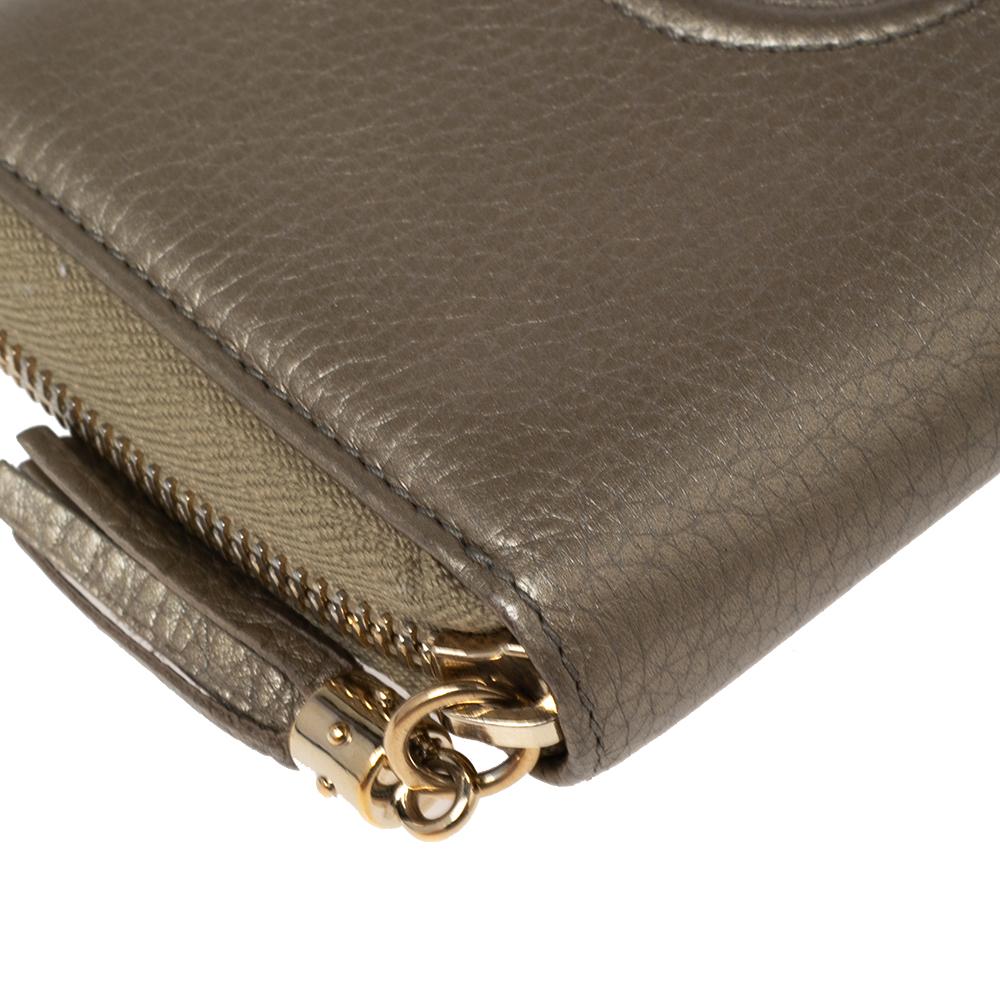 Gucci Metallic Gold Leder Soho Brieftasche mit Reißverschluss im Angebot 2