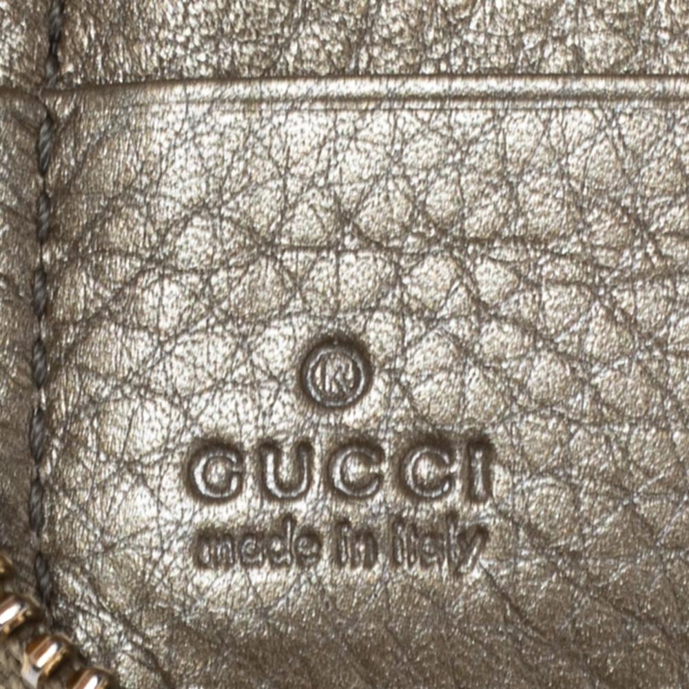 Gucci - Portefeuille Soho en cuir doré métallisé avec fermeture éclair en vente 3