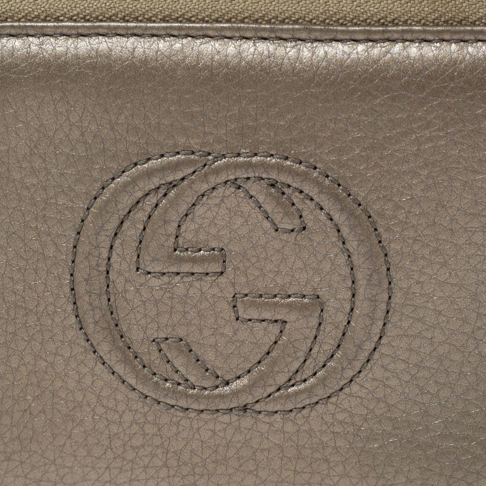 Gucci - Portefeuille Soho en cuir doré métallisé avec fermeture éclair en vente 4