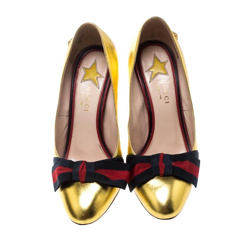 Gucci Metallic Gold Leather Web Bow Detail Pumps Size 37.5 In Good Condition In Dubai, Al Qouz 2