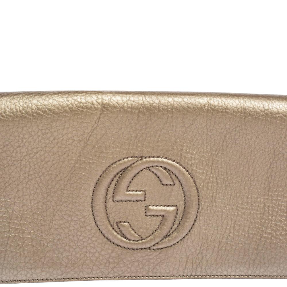 Gucci Metallic Gold Pebbled Leather Soho Clutch In Good Condition In Dubai, Al Qouz 2