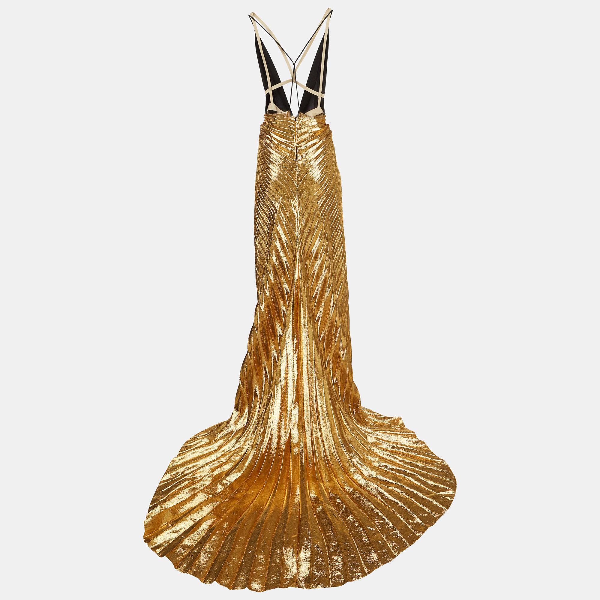 Dieses opulente Kleid von Gucci strahlt mit seinem goldfarbenen Seidensatin und Plissee-Lamé-Stoff Luxus aus. Die fließende Silhouette erhält durch das raffinierte Hosenträger-Detail einen Hauch von kantiger Eleganz. Perfekt, um bei glamourösen