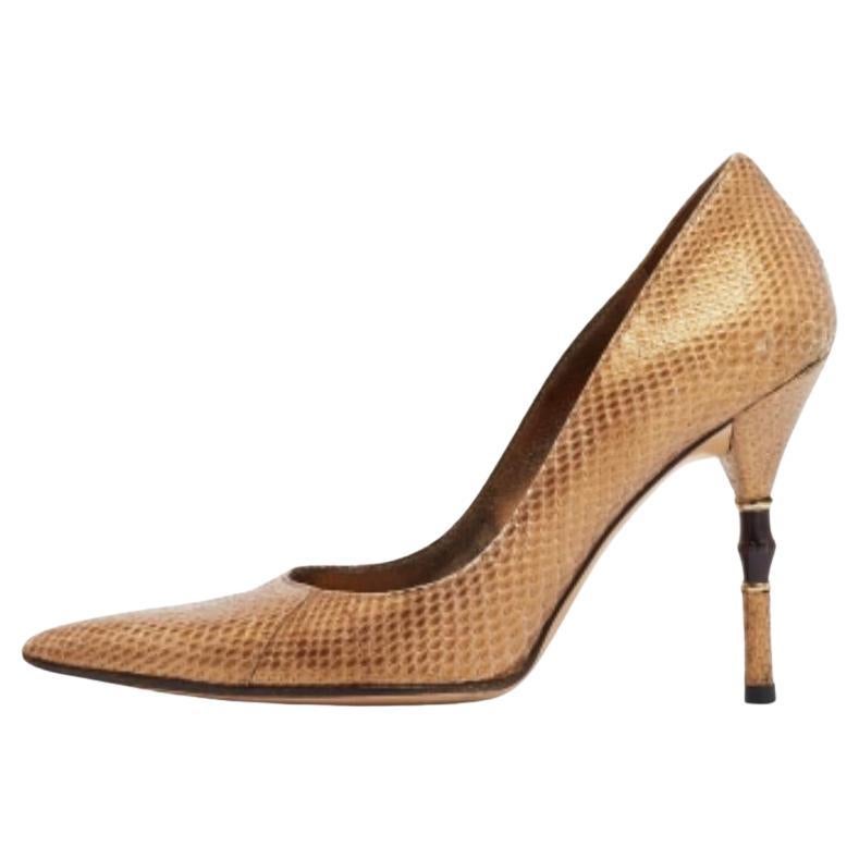 Bombas de tacón de bambú de piel de serpiente dorada metalizada Gucci talla 36