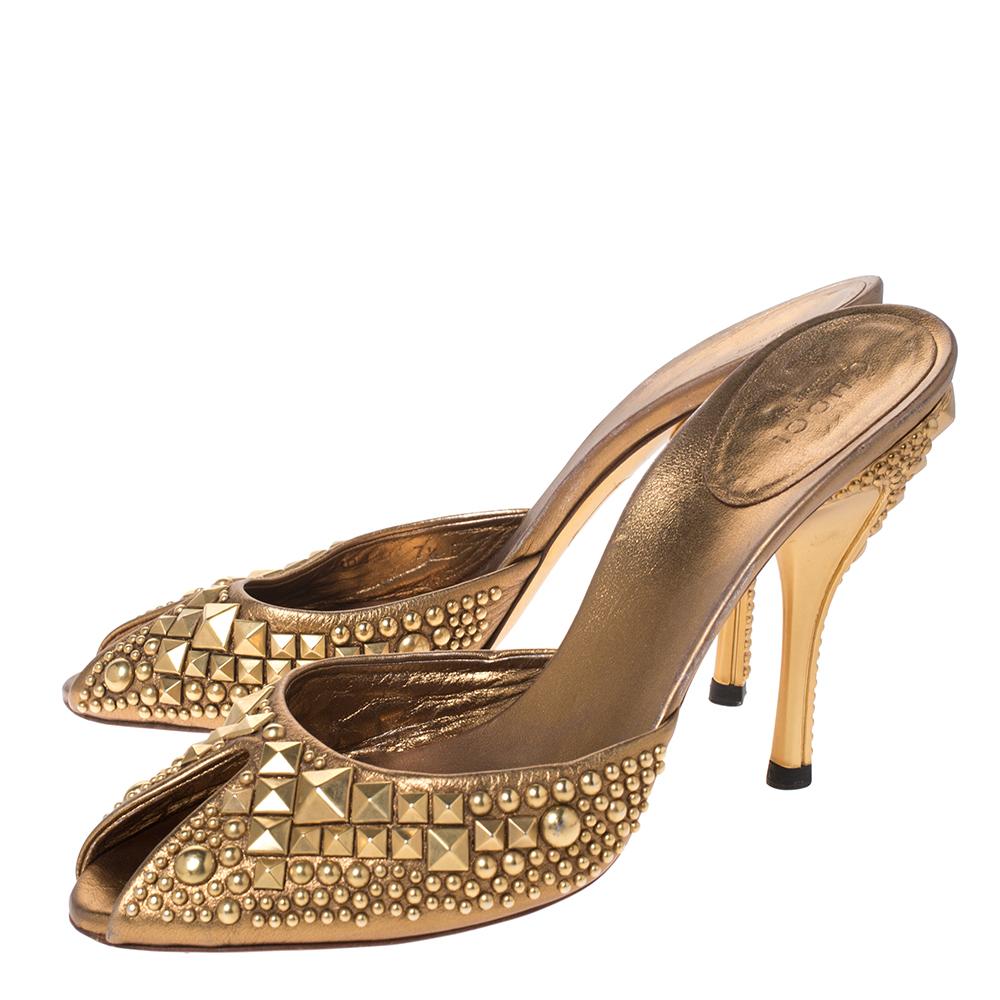 Gucci Metallic Gold Studded Leather Peep Toe Slide Mules Size 38.5 In Good Condition In Dubai, Al Qouz 2