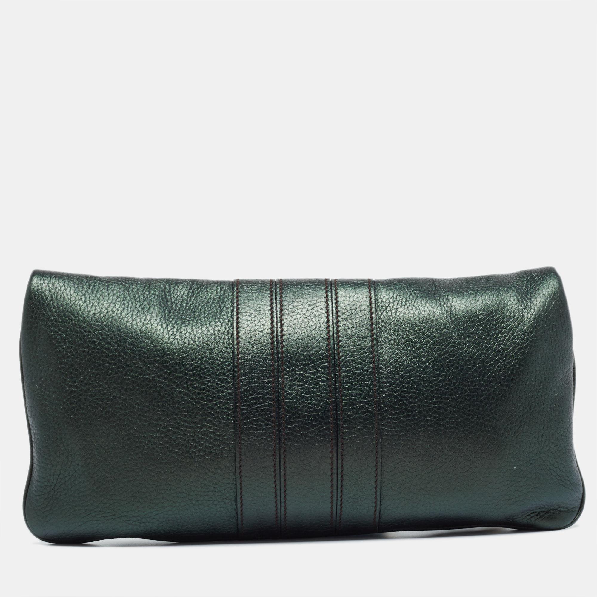 The eye-catching and enduring details of this Gucci clutch make it a wise investment. Created from leather, the design gets a classic update with a bamboo turn-lock feature and the bamboo-tassel slider of the zipper closure. While its fabric-lined