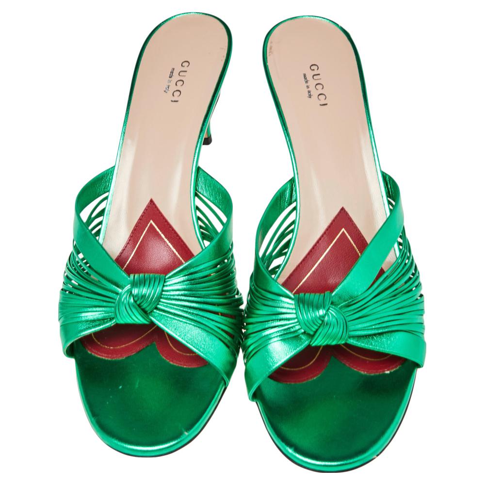 Gucci Metallic Green Leather Knotted Slide Sandals Size 41.5 In Good Condition In Dubai, Al Qouz 2