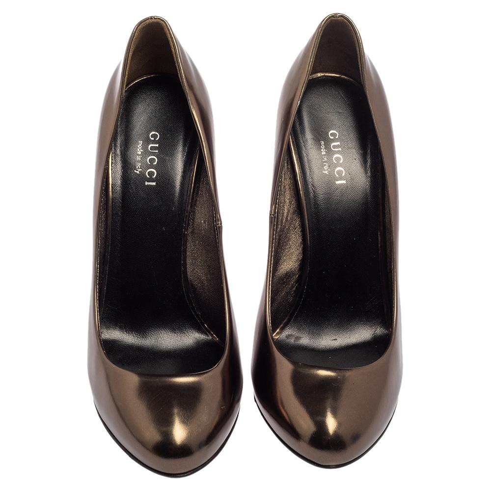 These pumps from Gucci are designed for the fashionable you! Metallic green patent leather is used to create these round toe pumps and the 11.5 cm stiletto heels lend them a distinctive look. The comfortable leather insoles will ensure you love