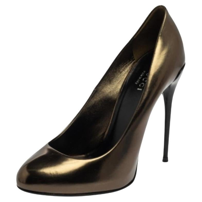 Gucci Metallic Green Patent Leather Round Toe Pumps Size 37 For Sale