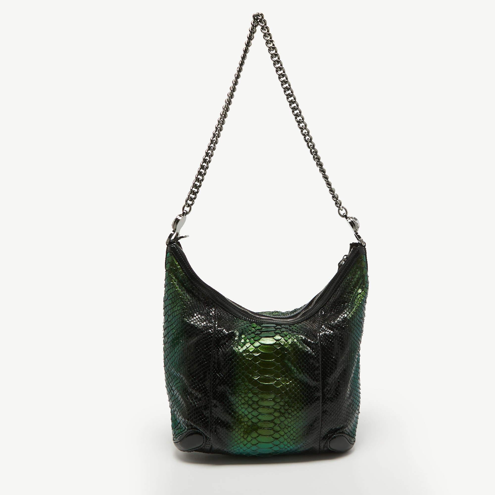 This Gucci hobo is a result of blending high crafting skills with a practical design. It arrives with a durable exterior completed by luxe detailing. It is an accessory that you can count on.

