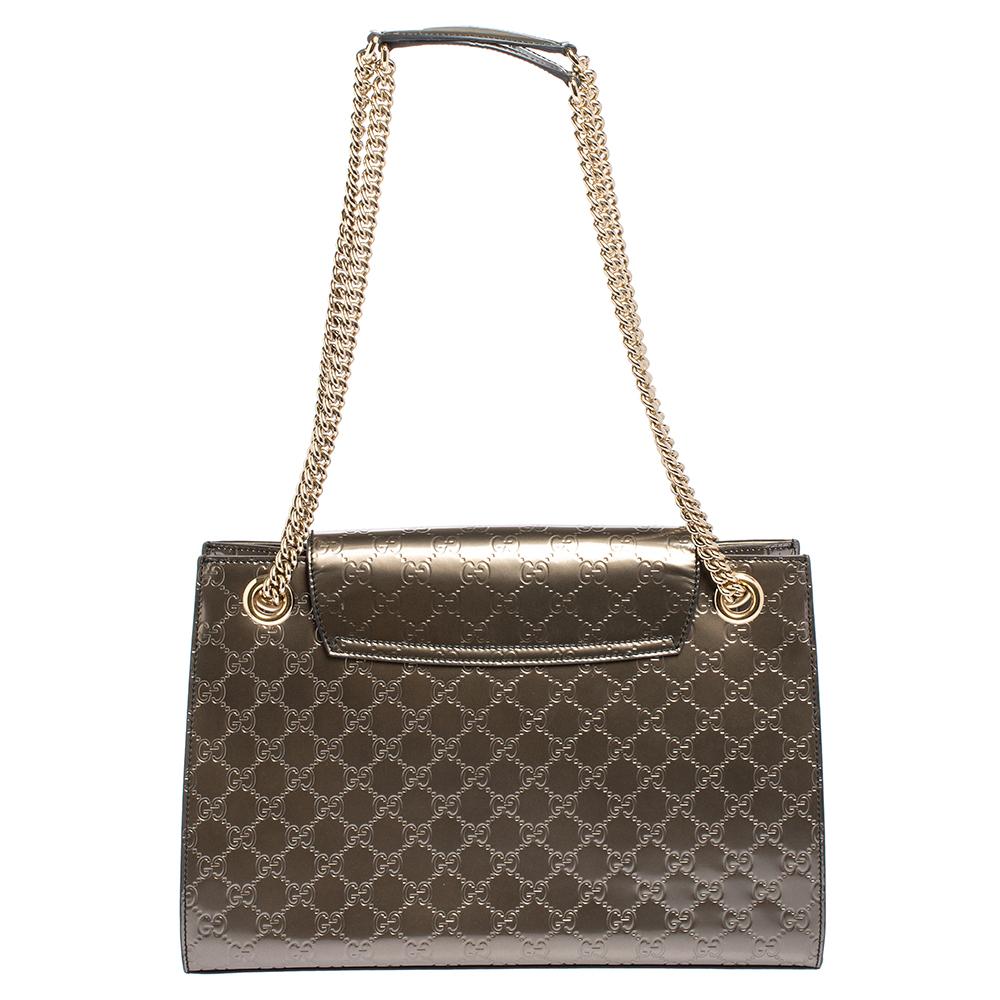 Gucci's handbags are not only well-crafted but are also coveted because of their high appeal. This Emily Chain shoulder bag, like all of Gucci's creations, is fabulous and closet-worthy. It has been crafted from leather and styled with a flap that