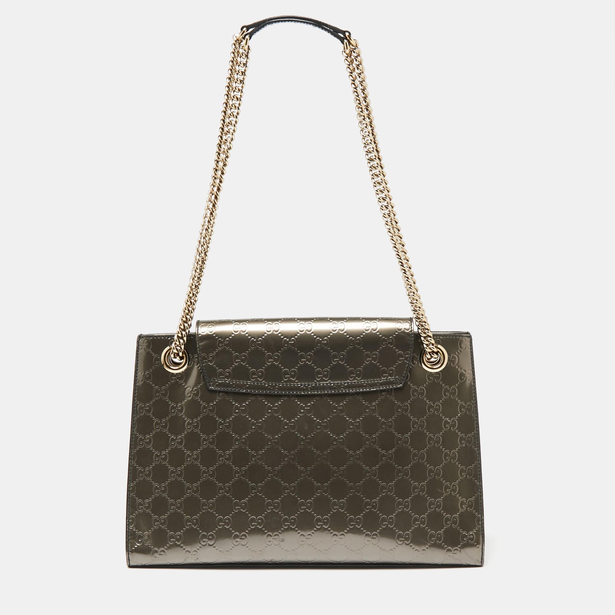 Made from Guccissima patent leather, this Gucci Emily bag is enriched with the brand's heritage details. Its grey exterior is elevated with a tassel attached to the Horsebit closure on the front and it features dual-chain leather handles. Lined with