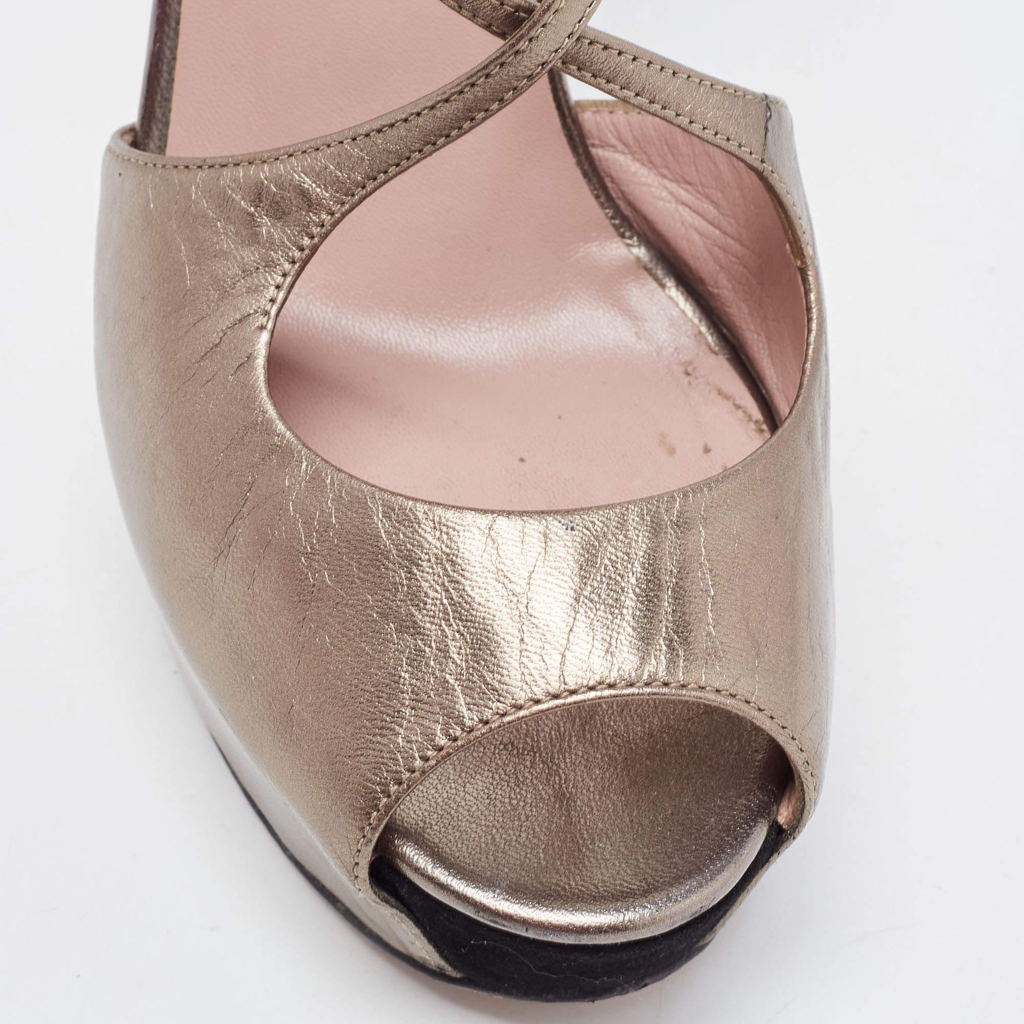 Gucci Metallic Grey Leather Ankle Strap Peep Toe Platform Pumps Size 38 For Sale 2