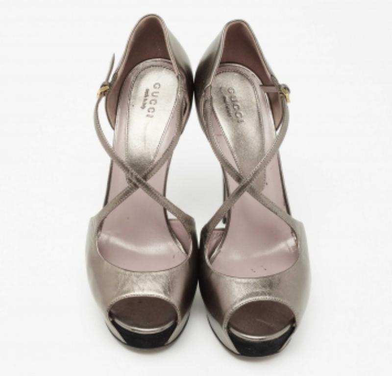 Gucci Metallic Grey Leather Lili Peep-Toe Platform Pumps Size 39.5 In Good Condition For Sale In Dubai, Al Qouz 2