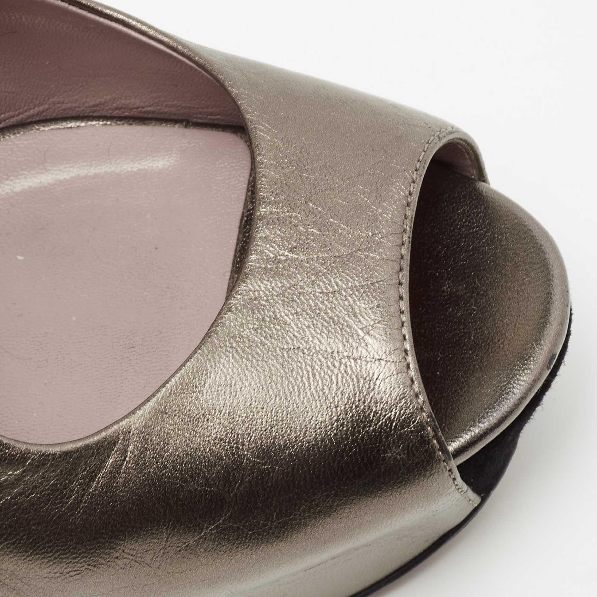 Gucci Metallic Grey Leather Lili Peep-Toe Platform Pumps Size 39.5 For Sale 2