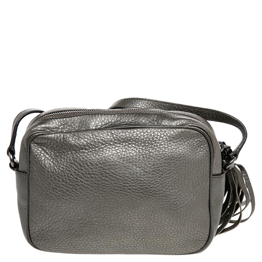 Ideal for both evening and daytime outings, this Soho Disco bag by Gucci deserves to be in your closet. Made from metallic grey leather, the exterior features an oversized interlocking G logo on the front, and the interior is secured by a zip