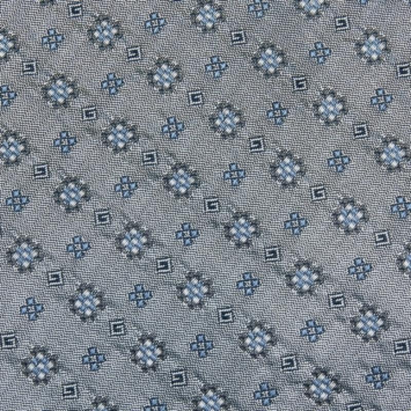 Diese Gucci Krawatte ist ein perfektes formelles Accessoire, das einen scharfen und modernen Appeal hat. Sie ist aus luxuriösen MATERIALEN gefertigt, mit aufwendigen Mustern versehen und mit dem Markenlabel auf der Rückseite bestickt. Er verleiht