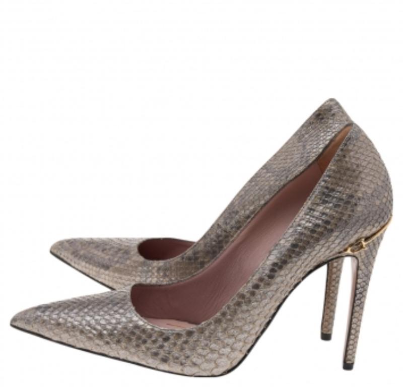 Gris Gucci escarpins à bout pointu en python gris métallisé, taille 37,5 en vente