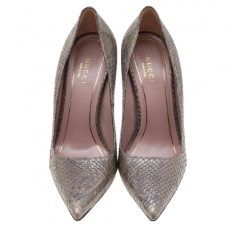 Gucci escarpins à bout pointu en python gris métallisé, taille 37,5 Pour femmes en vente