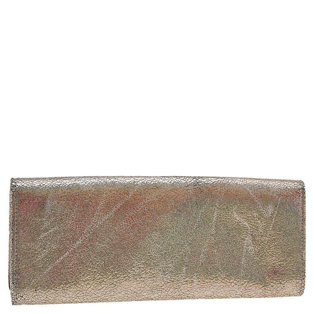 This continental wallet from the House of Gucci is a great everyday accessory. It is made from metallic hologram leather, with a dainty Interlocking G logo lettering perched on the flap. It features a leather-lined interior and gold-tone fittings.