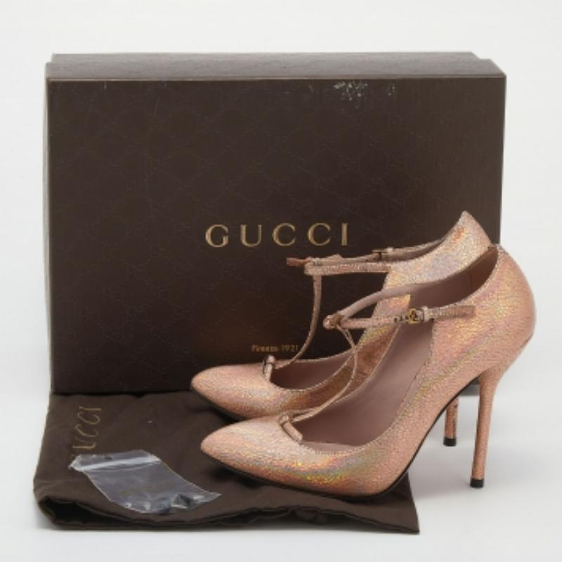 Cette superbe paire d'escarpins Beverly est signée Gucci. Ces escarpins chatoyants sont confectionnés en cuir craquelé et dotés de brides en T sur le devant. Ils sont dotés de brides à la cheville avec fermeture à boucle, de talons fins et de