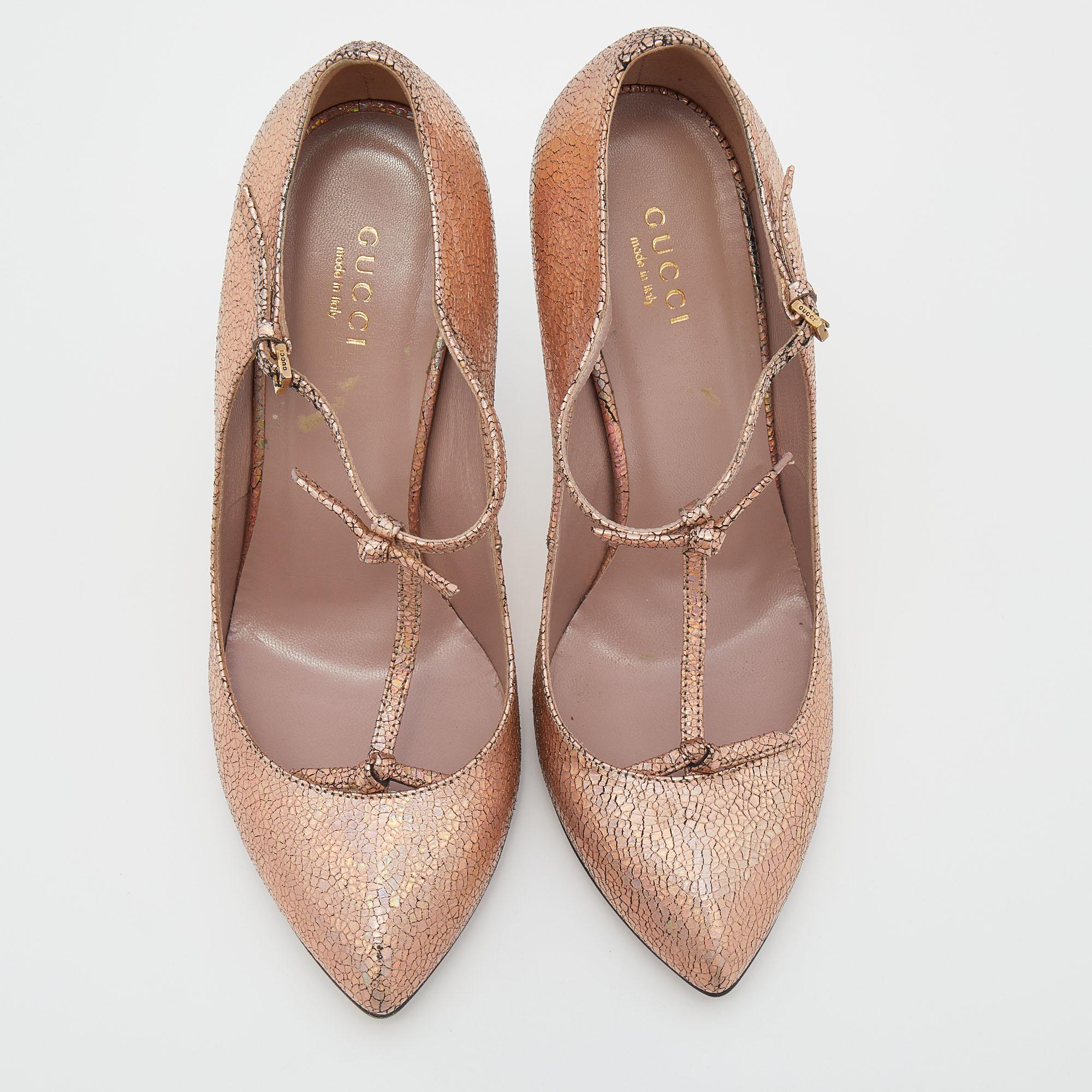 This amazing pair of Beverly pumps is from Gucci. The shimmering pumps are crafted from crackled leather and come with T-straps at the front. They feature ankle straps with buckle fastening, slim heels, and leather-lined insoles. Team them up with