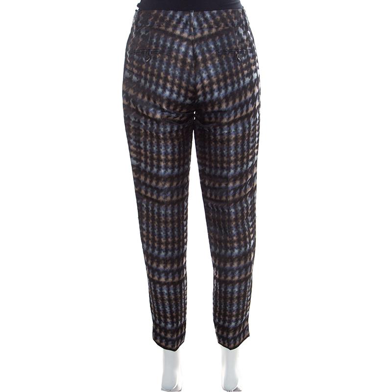 Crafted from silk with a houndstooth pattern all over, this pair of trousers from Gucci is an unforgettable take on the downtime classic. The metallic hue adds a dose of chic appeal, while the high-rise, tailored fit adds the smart coolness. Can