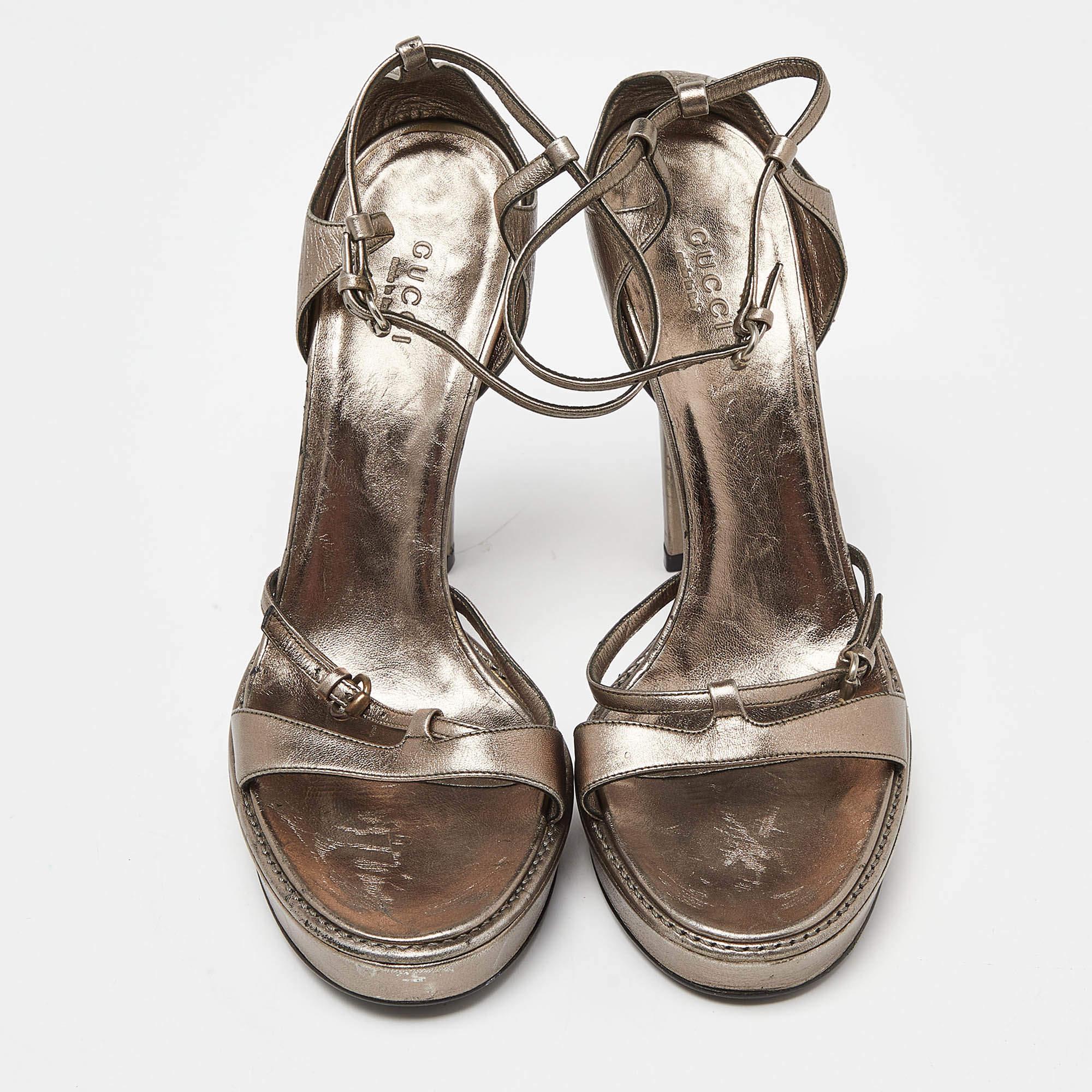 Marron Sandales compensées Gucci en cuir métallisé à lanières aux chevilles, taille 39 en vente