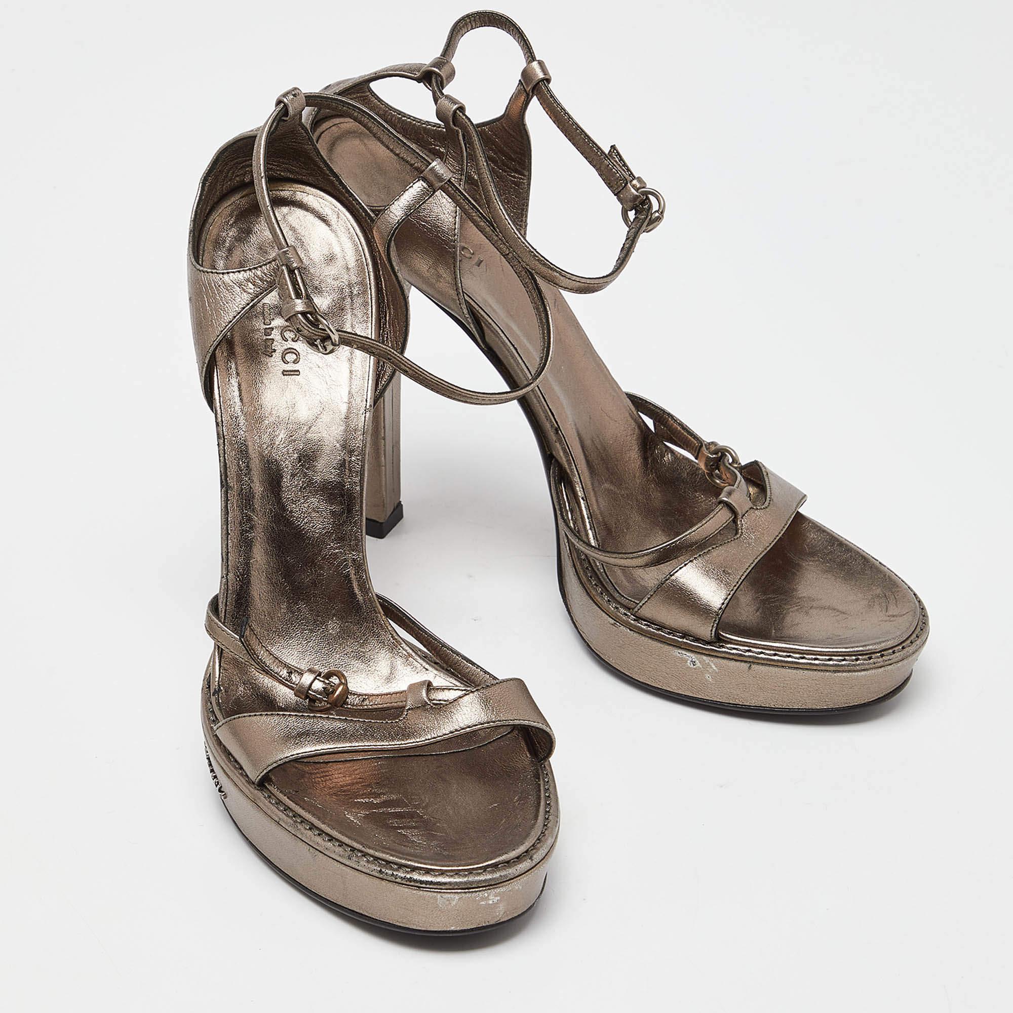 Sandales compensées Gucci en cuir métallisé à lanières aux chevilles, taille 39 État moyen - En vente à Dubai, Al Qouz 2