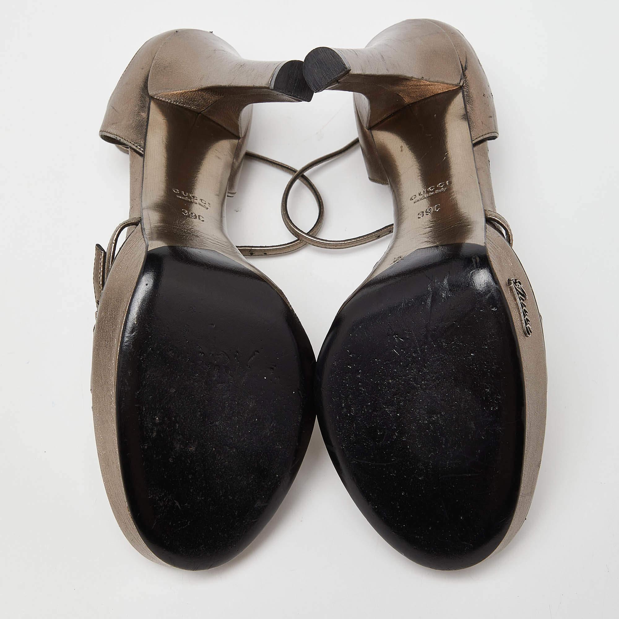 Sandales compensées Gucci en cuir métallisé à lanières aux chevilles, taille 39 en vente 1