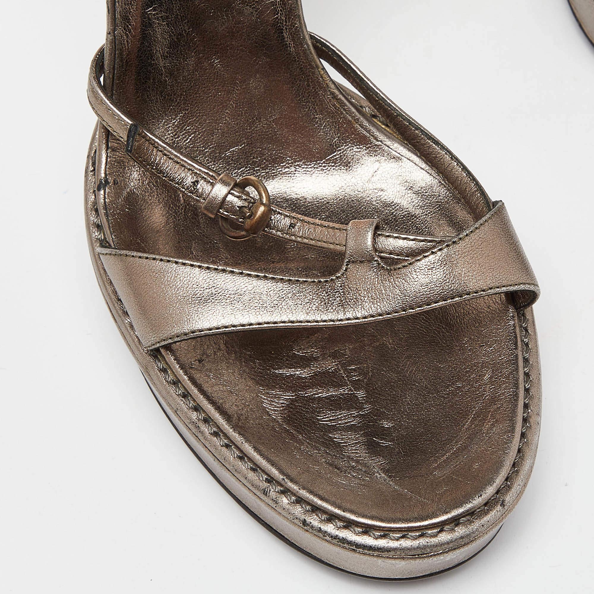 Sandales compensées Gucci en cuir métallisé à lanières aux chevilles, taille 39 en vente 3